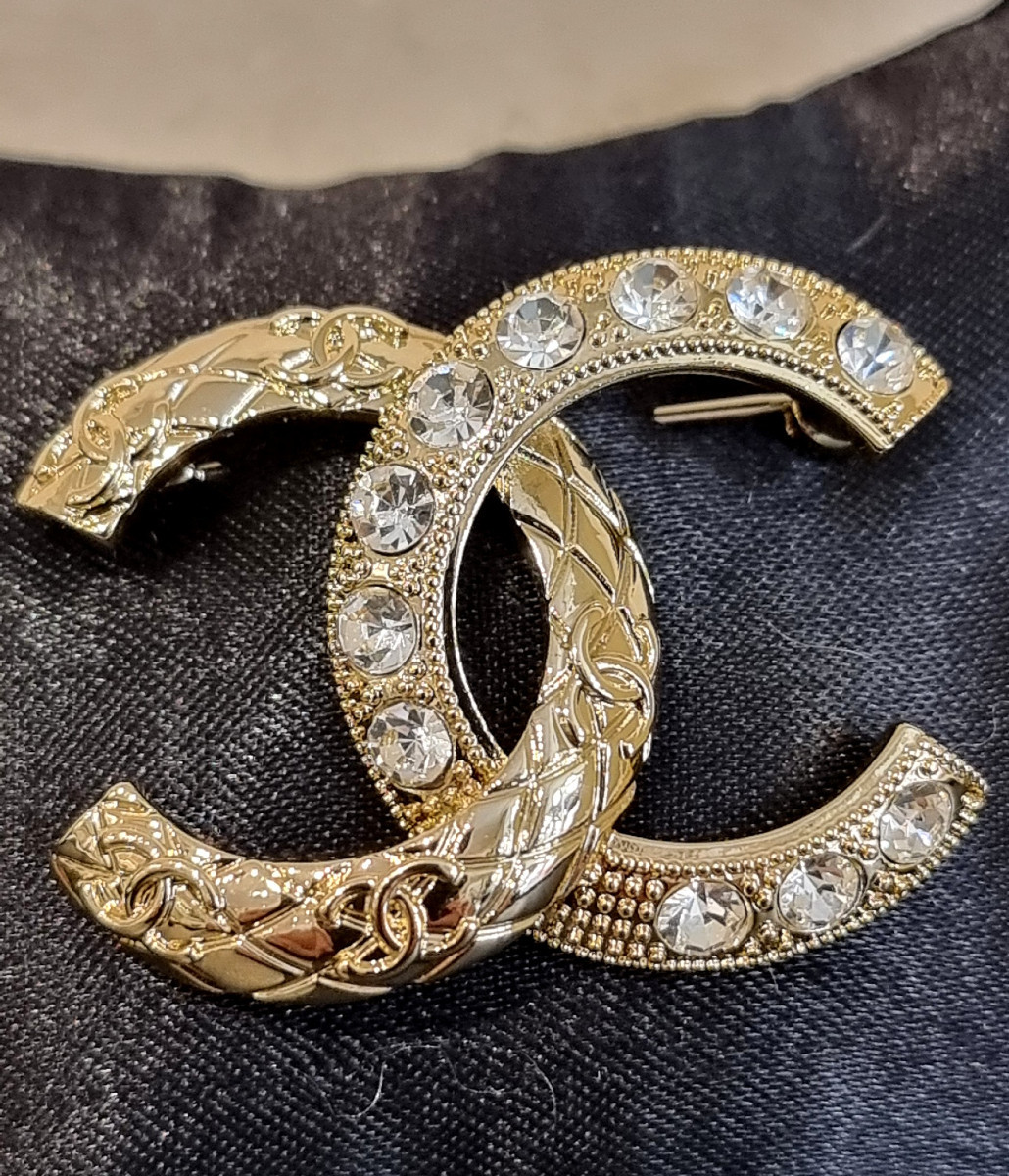 CHANEL BROCHE Double CC Métal doré et cristal 