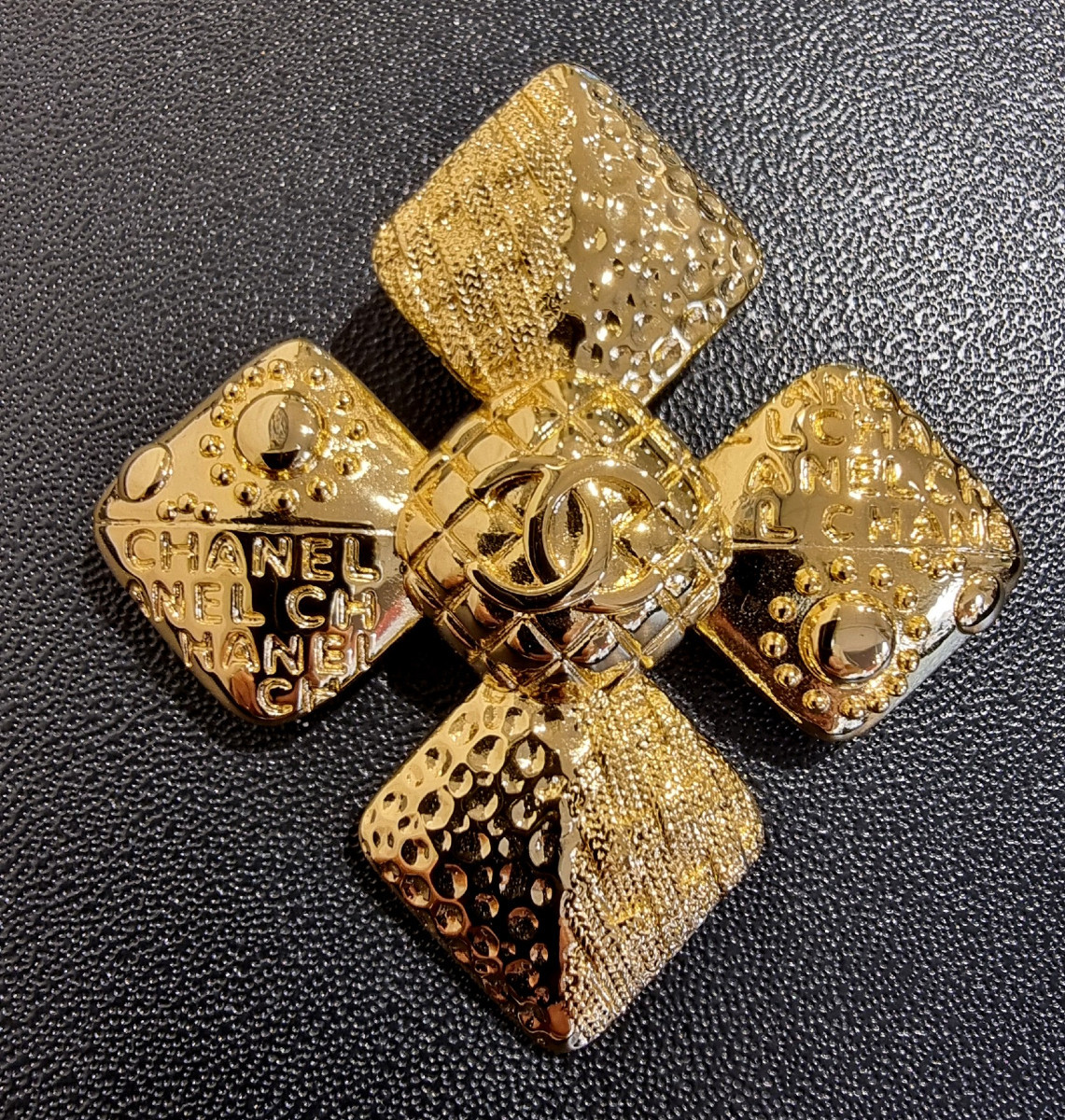CHANEL BROCHE Dorée 