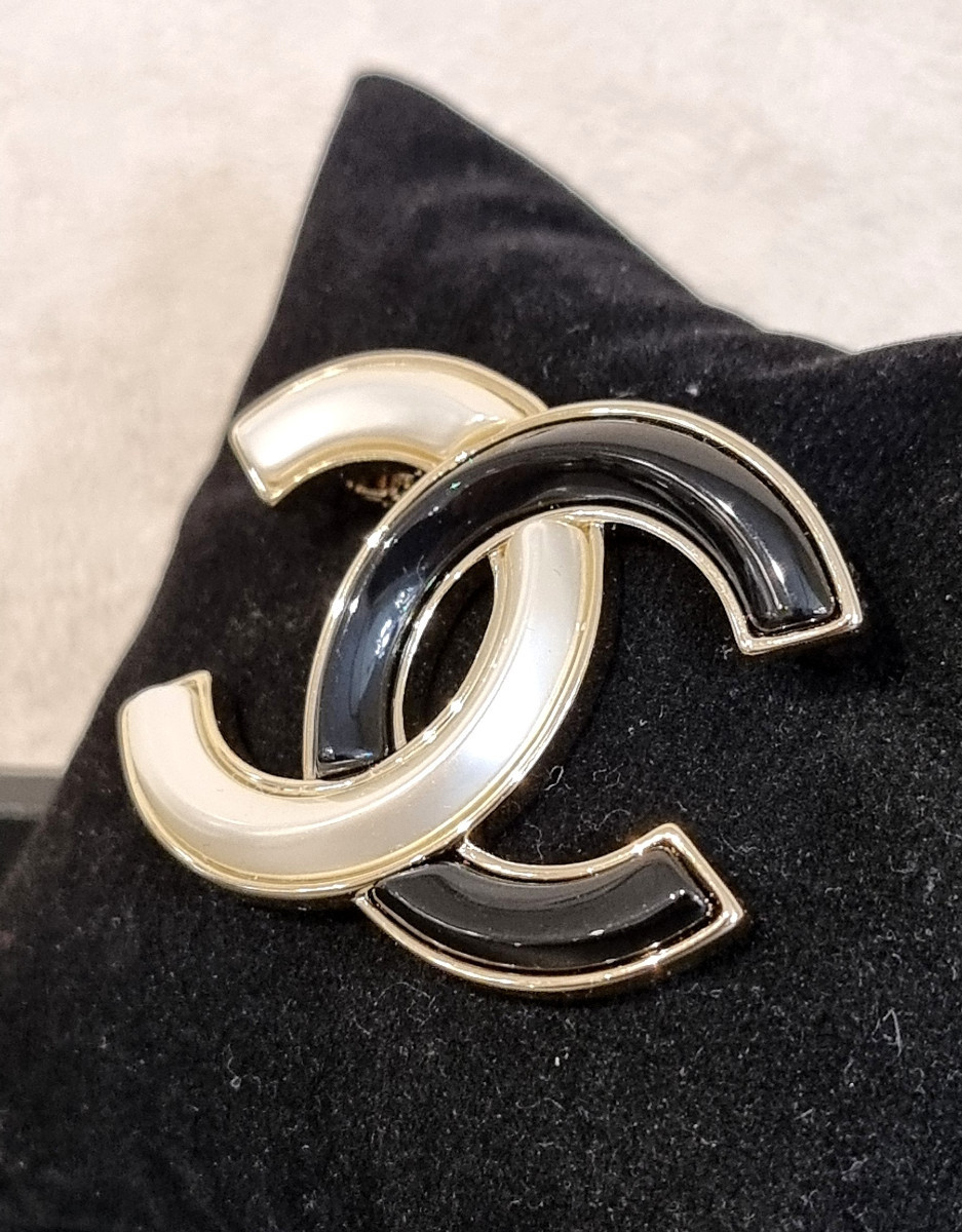 CHANEL BROCHE DOUBLE CC résine  ivoire et noire-photo-2