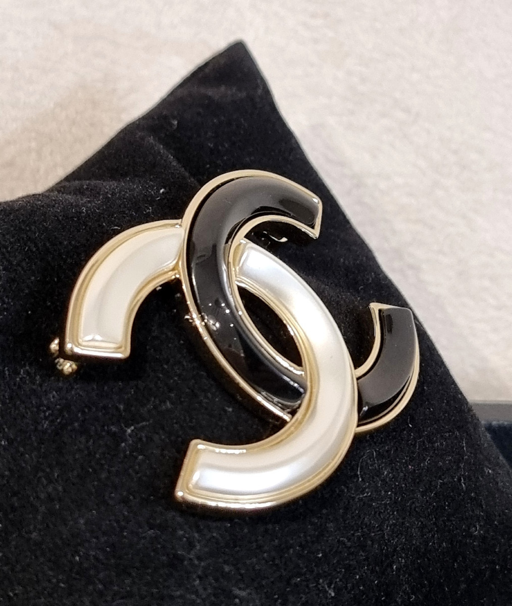 CHANEL BROCHE DOUBLE CC résine  ivoire et noire-photo-3