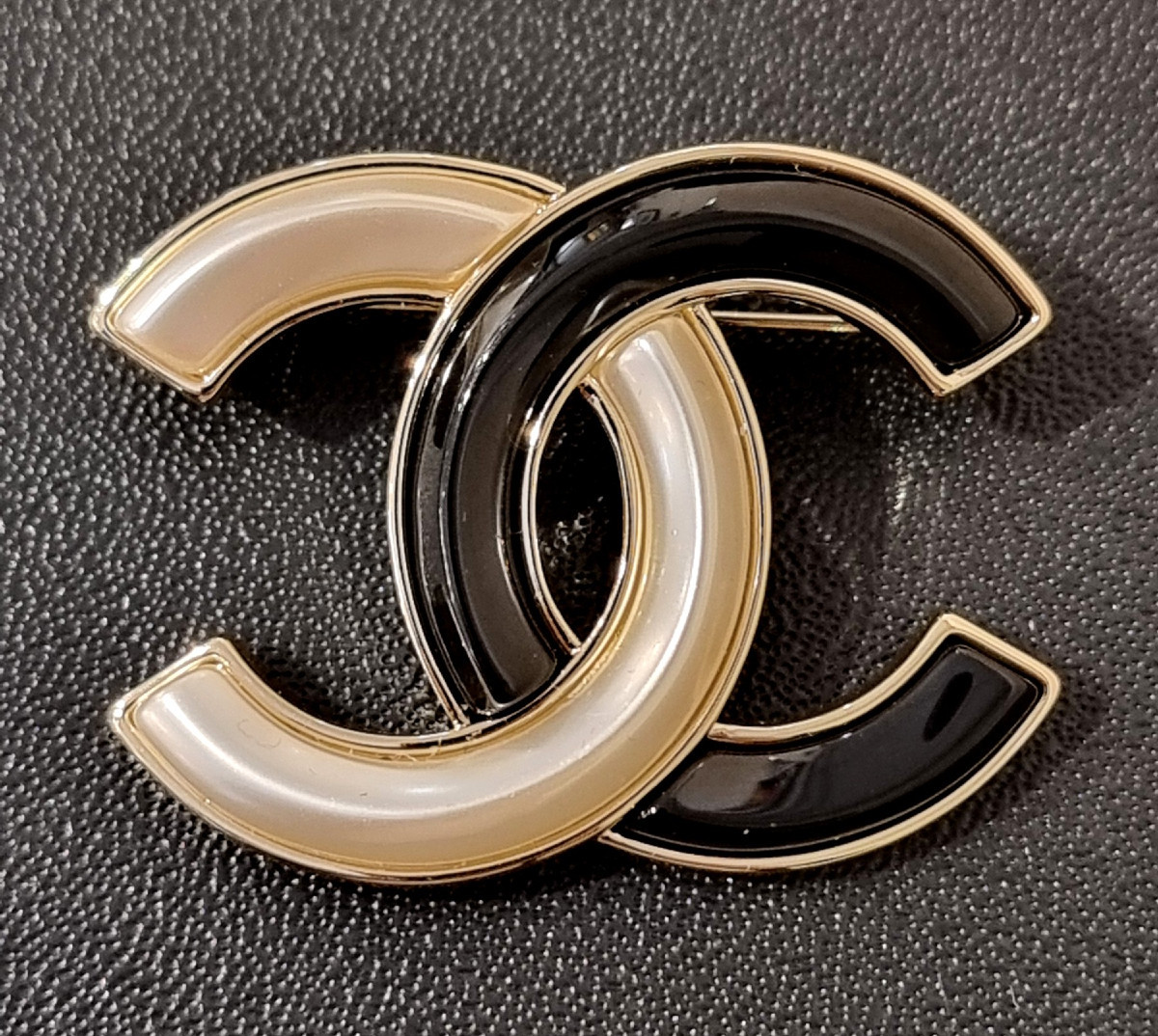 CHANEL BROCHE DOUBLE CC résine  ivoire et noire-photo-4
