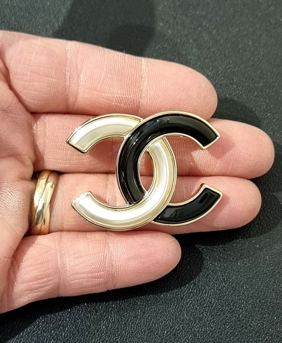 CHANEL BROCHE DOUBLE CC résine  ivoire et noire-photo-1