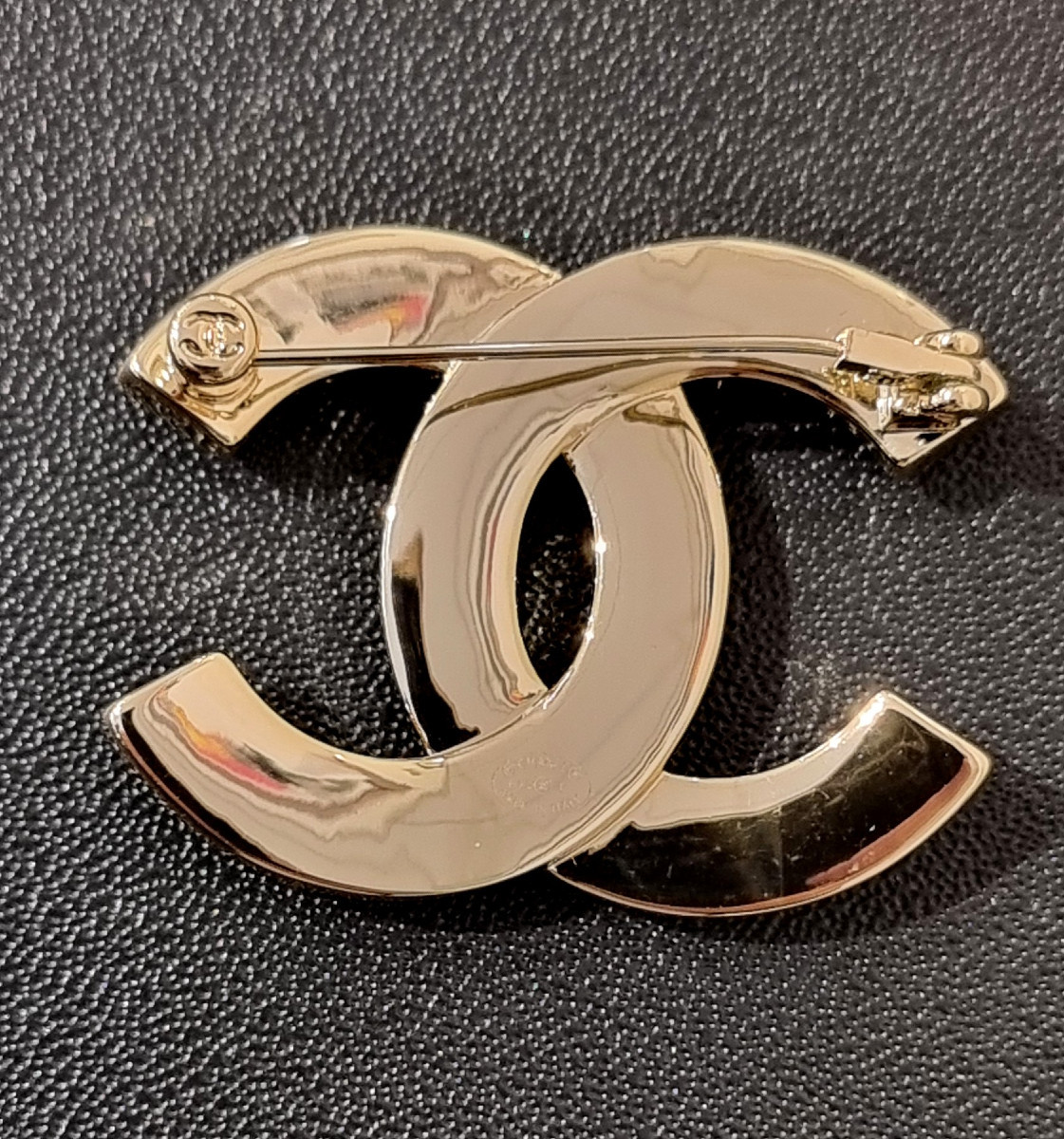 CHANEL BROCHE DOUBLE CC résine  ivoire et noire-photo-2