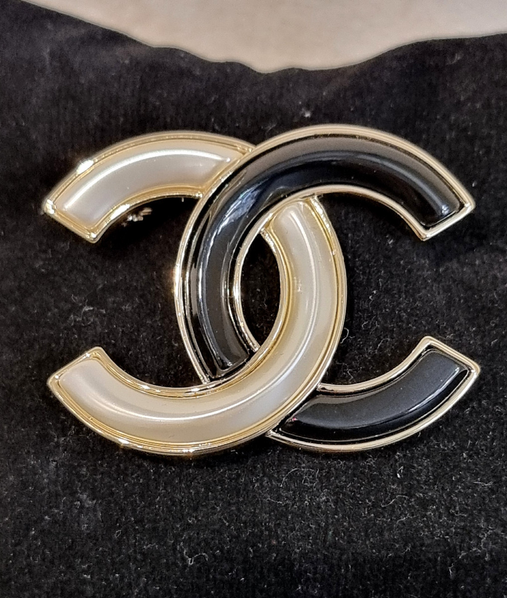 CHANEL BROCHE DOUBLE CC résine  ivoire et noire