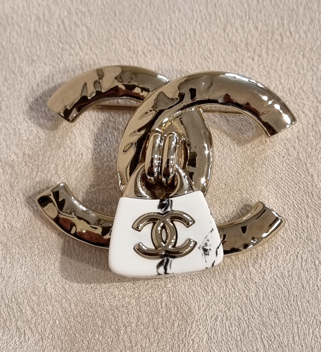 Chanel Gold Metal Brooch And White Marbled Pendant Bag -photo-2