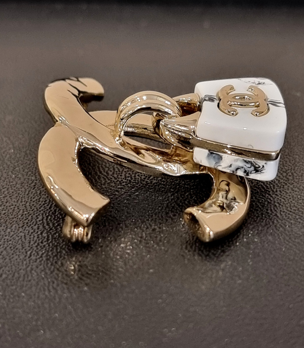 Chanel Gold Metal Brooch And White Marbled Pendant Bag -photo-4