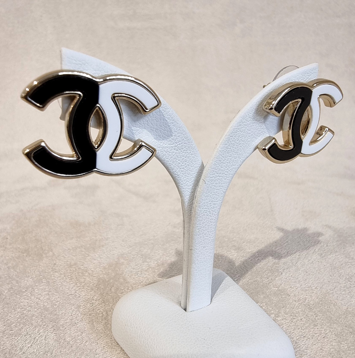 Chanel Pair Of Black & White Double Cc Earrings-photo-2