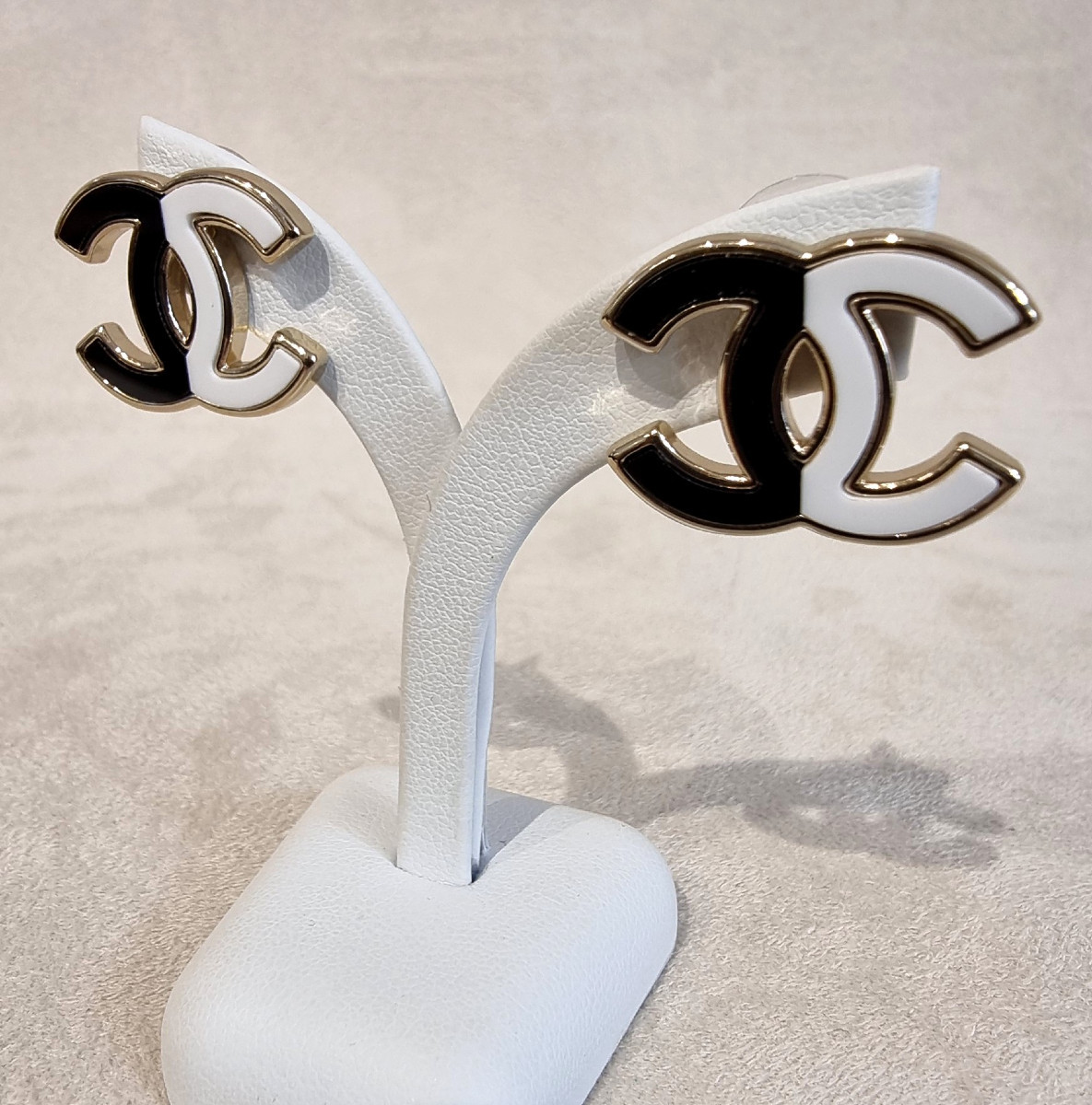Chanel Pair Of Black & White Double Cc Earrings-photo-3