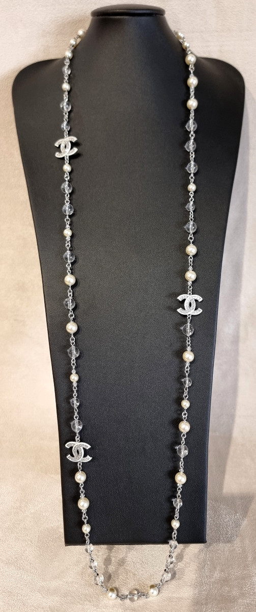 CHANEL SAUTOIR  en métal argenté, perles de verre, cristal et émail blanc -photo-2