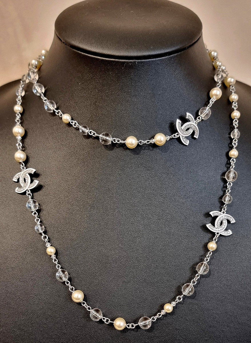 CHANEL SAUTOIR  en métal argenté, perles de verre, cristal et émail blanc -photo-3