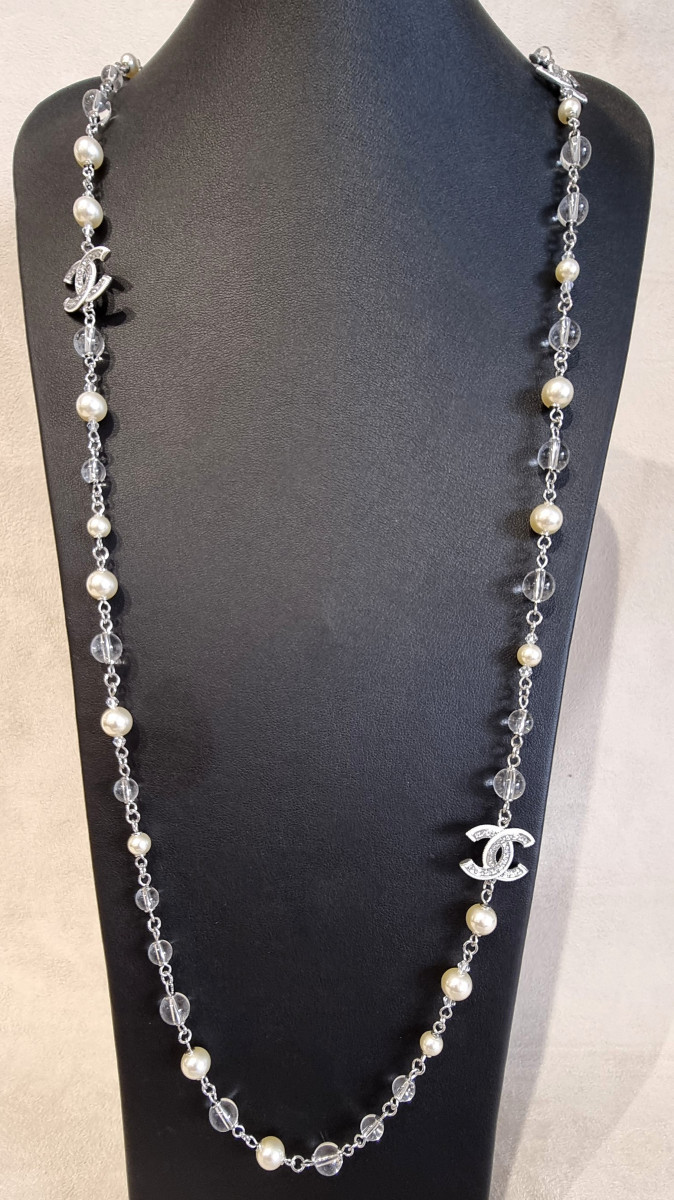 CHANEL SAUTOIR  en métal argenté, perles de verre, cristal et émail blanc -photo-4