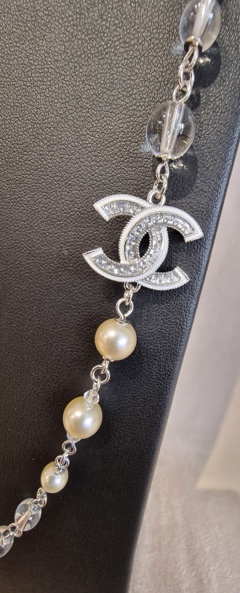 CHANEL SAUTOIR  en métal argenté, perles de verre, cristal et émail blanc -photo-1