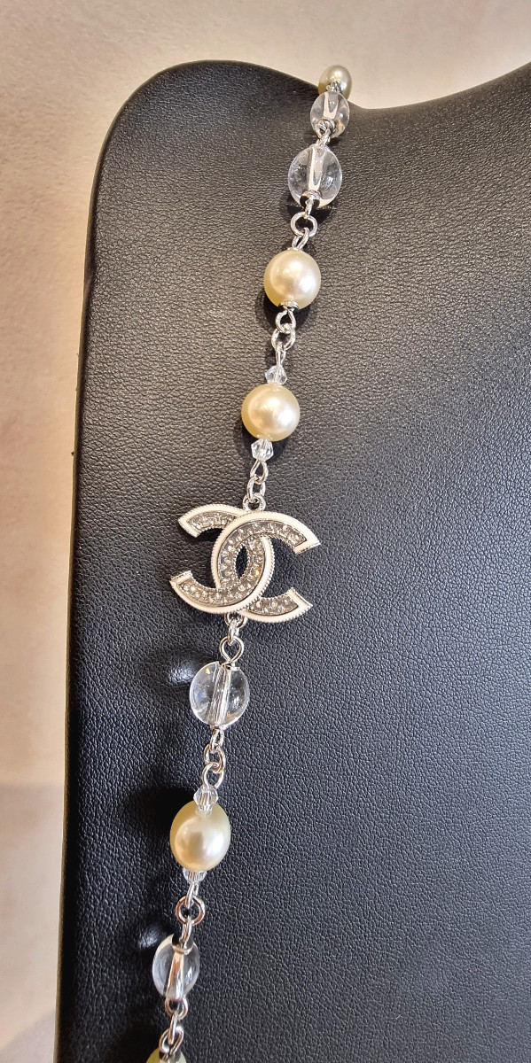 CHANEL SAUTOIR  en métal argenté, perles de verre, cristal et émail blanc -photo-2