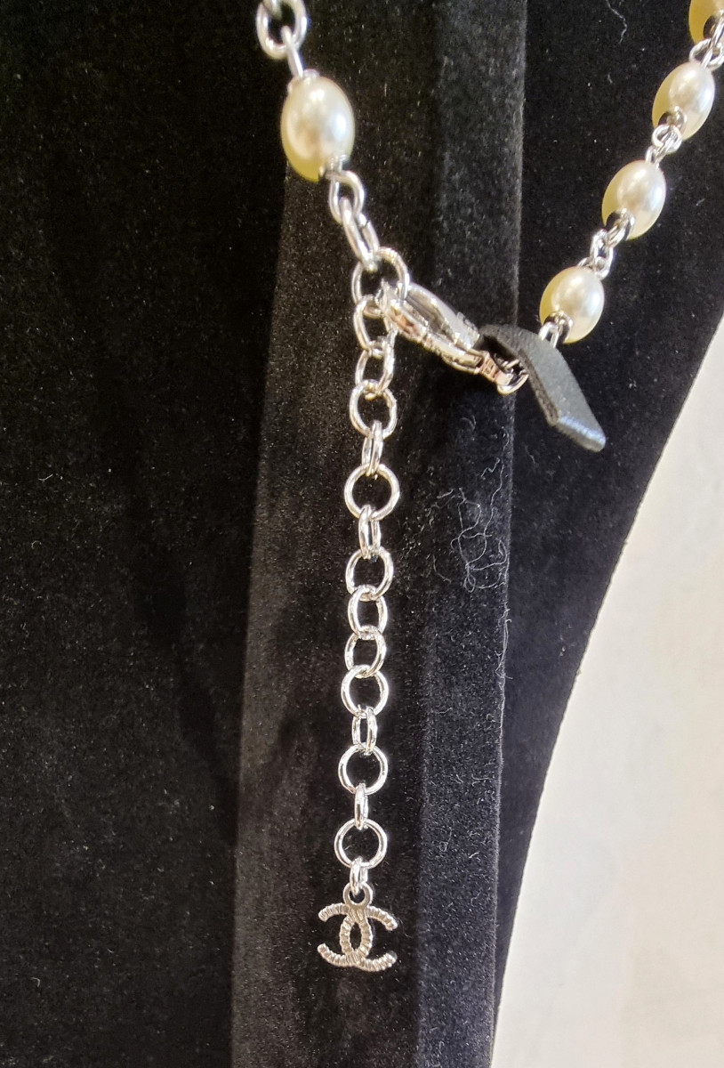 CHANEL SAUTOIR  en métal argenté, perles de verre, cristal et émail blanc -photo-3