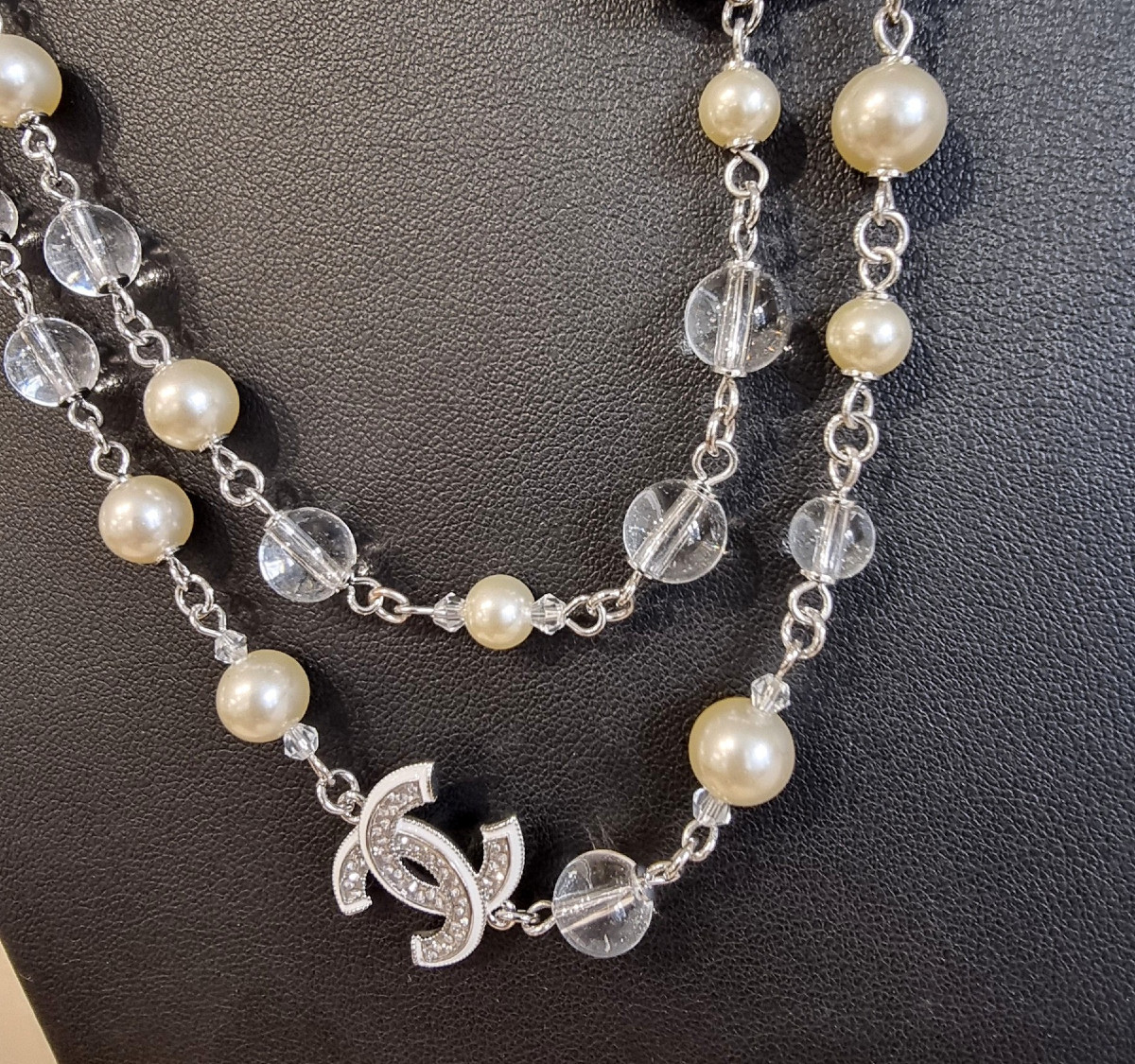 CHANEL SAUTOIR  en métal argenté, perles de verre, cristal et émail blanc -photo-4