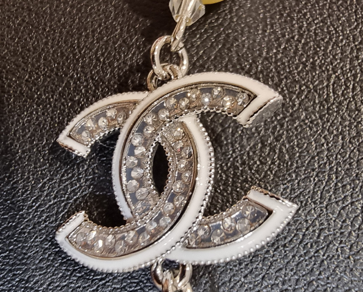 CHANEL SAUTOIR  en métal argenté, perles de verre, cristal et émail blanc -photo-5