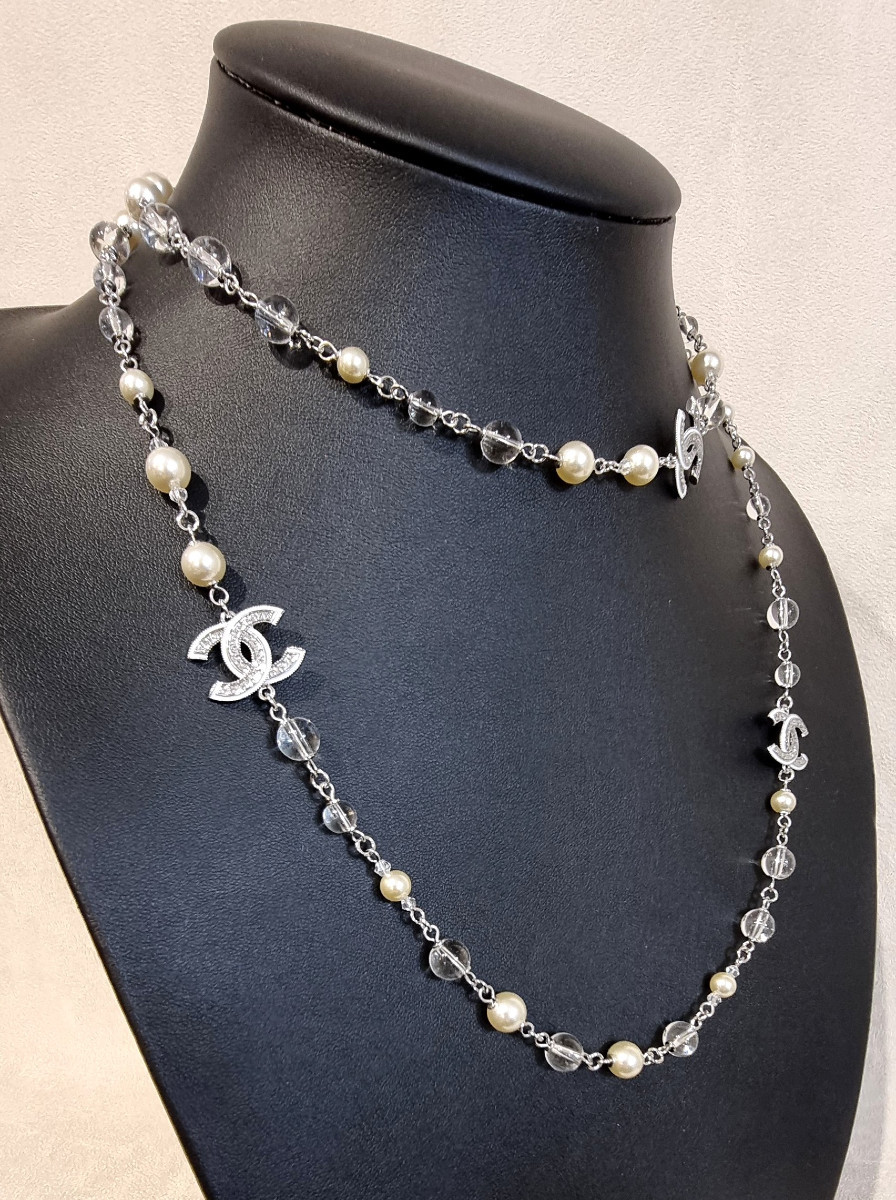 CHANEL SAUTOIR  en métal argenté, perles de verre, cristal et émail blanc -photo-7