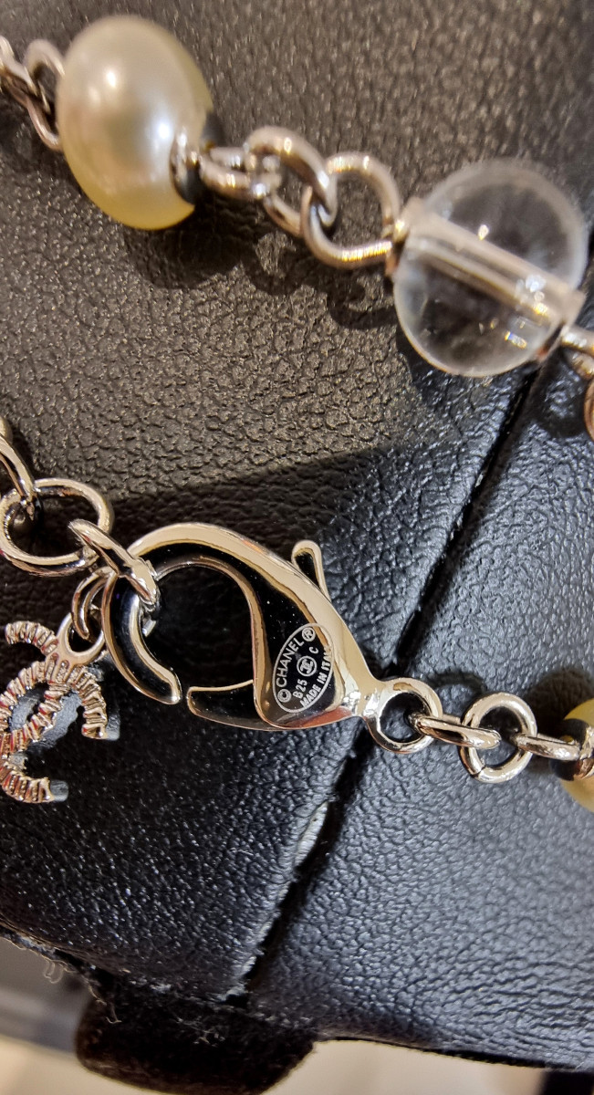 CHANEL SAUTOIR  en métal argenté, perles de verre, cristal et émail blanc -photo-8
