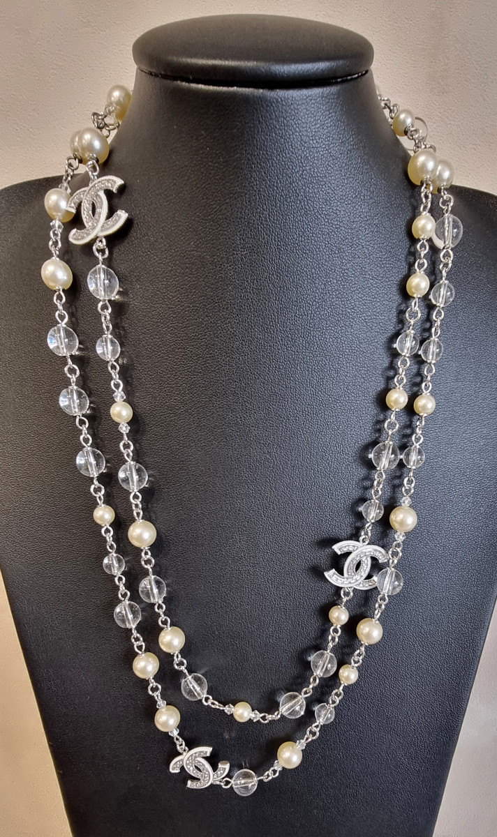 CHANEL SAUTOIR  en métal argenté, perles de verre, cristal et émail blanc 