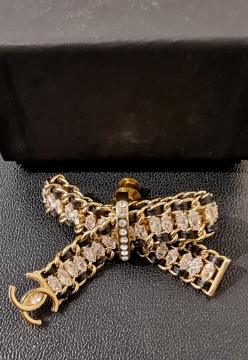 CHANEL BROCHE PIN'S Métiers d'Art en métal doré cristal et cuir-photo-2