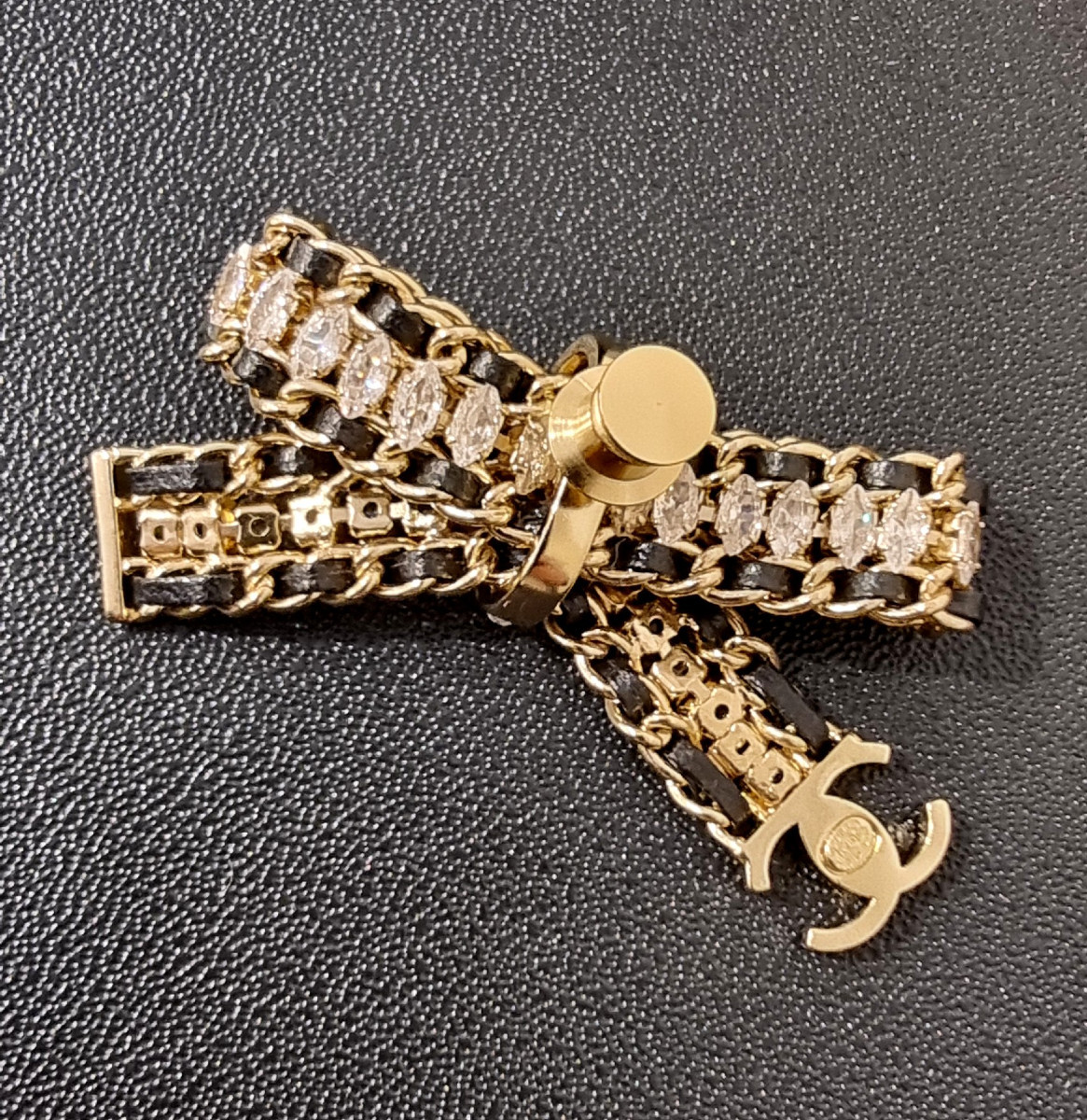 CHANEL BROCHE PIN'S Métiers d'Art en métal doré cristal et cuir-photo-4