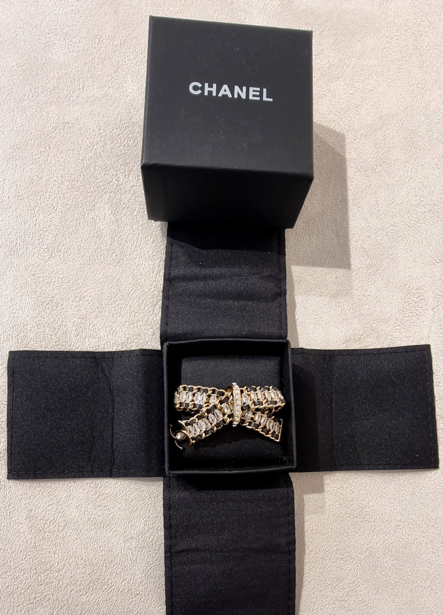 CHANEL BROCHE PIN'S Métiers d'Art en métal doré cristal et cuir-photo-1