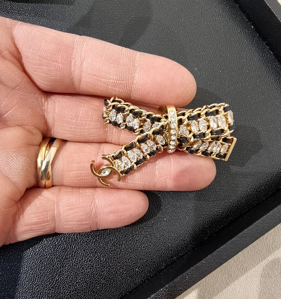 CHANEL BROCHE PIN'S Métiers d'Art en métal doré cristal et cuir-photo-2
