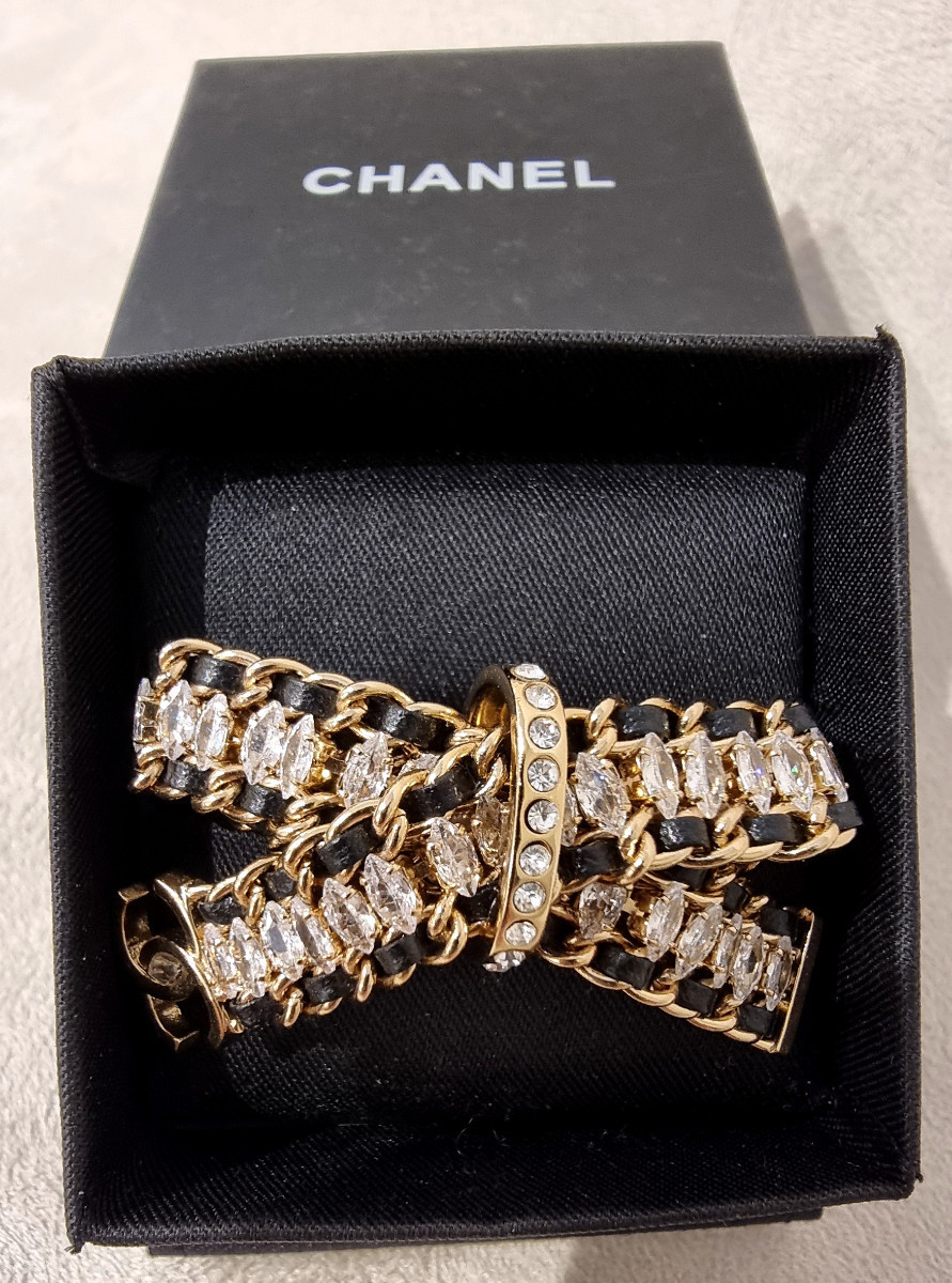 Broche fantaisie vintage en métal doré - Accessoire rétro et élégant