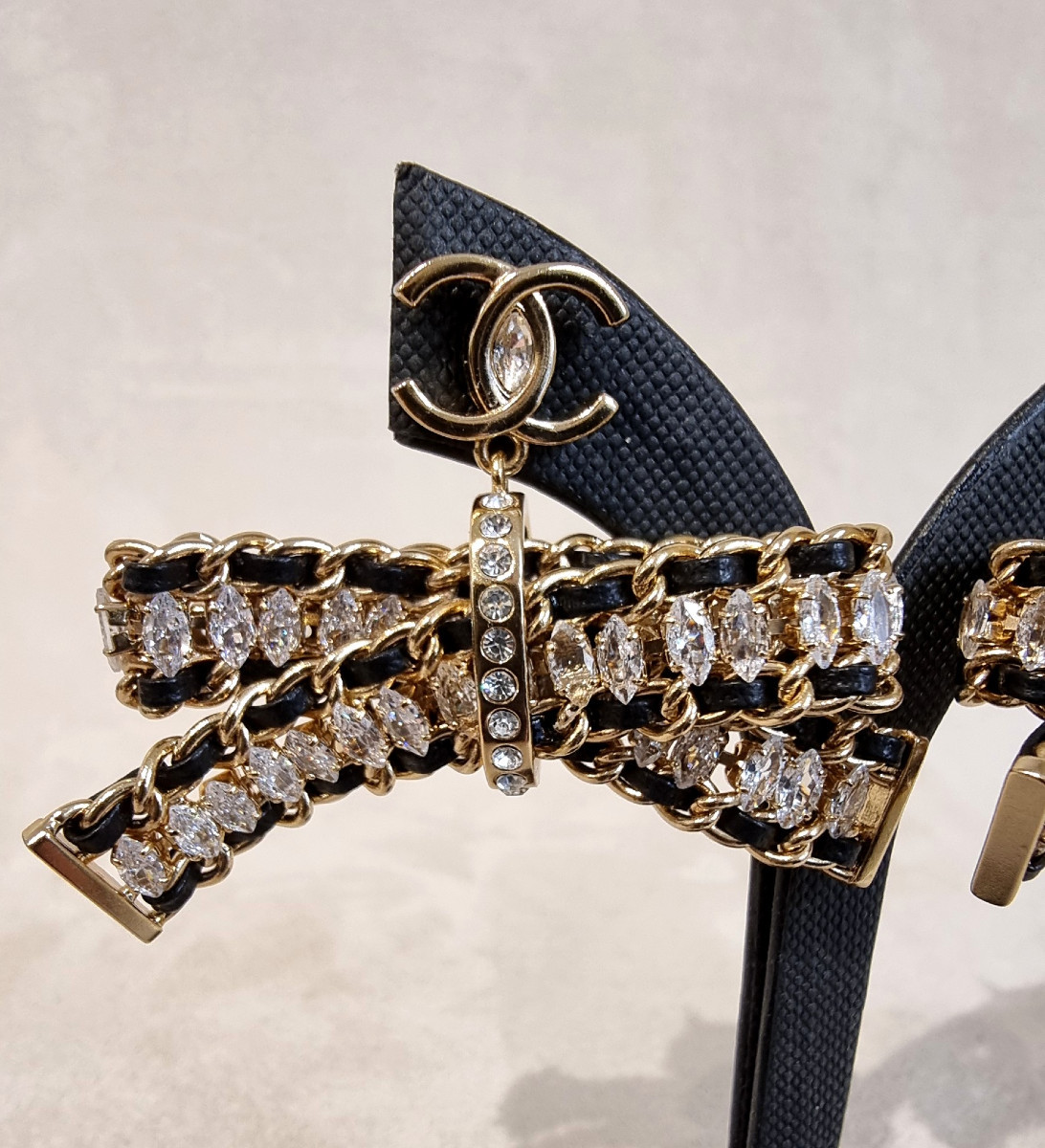 CHANEL PAIRE DE BOUCLES D'OREILLES Métiers D'Art Pendants Métal doré Cristal et Cuir-photo-2