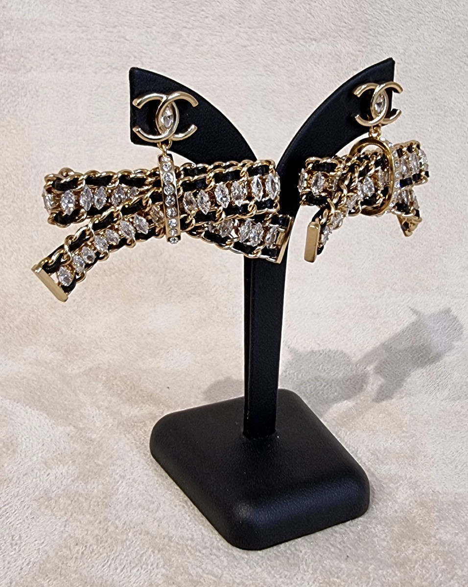 CHANEL PAIRE DE BOUCLES D'OREILLES Métiers D'Art Pendants Métal doré Cristal et Cuir-photo-4