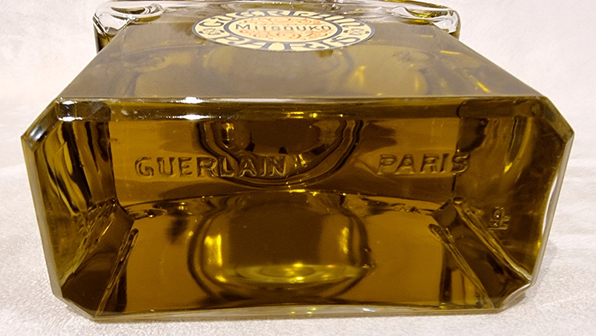 Guerlain Mitsouko Giant Bottle -photo-2
