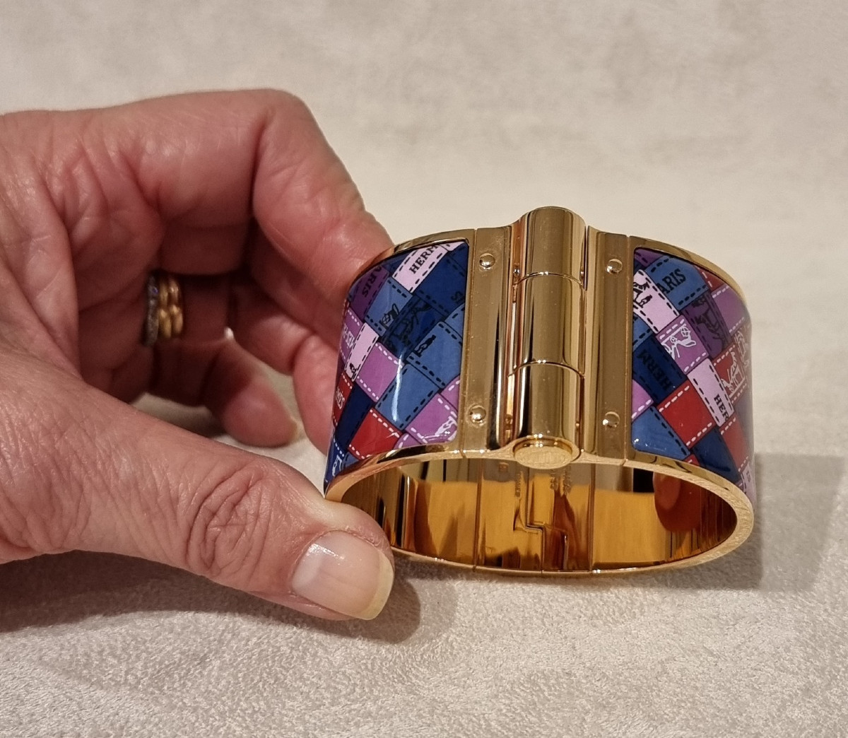 Hermès Bracelet Manchette Charnière plaqué or et émail 