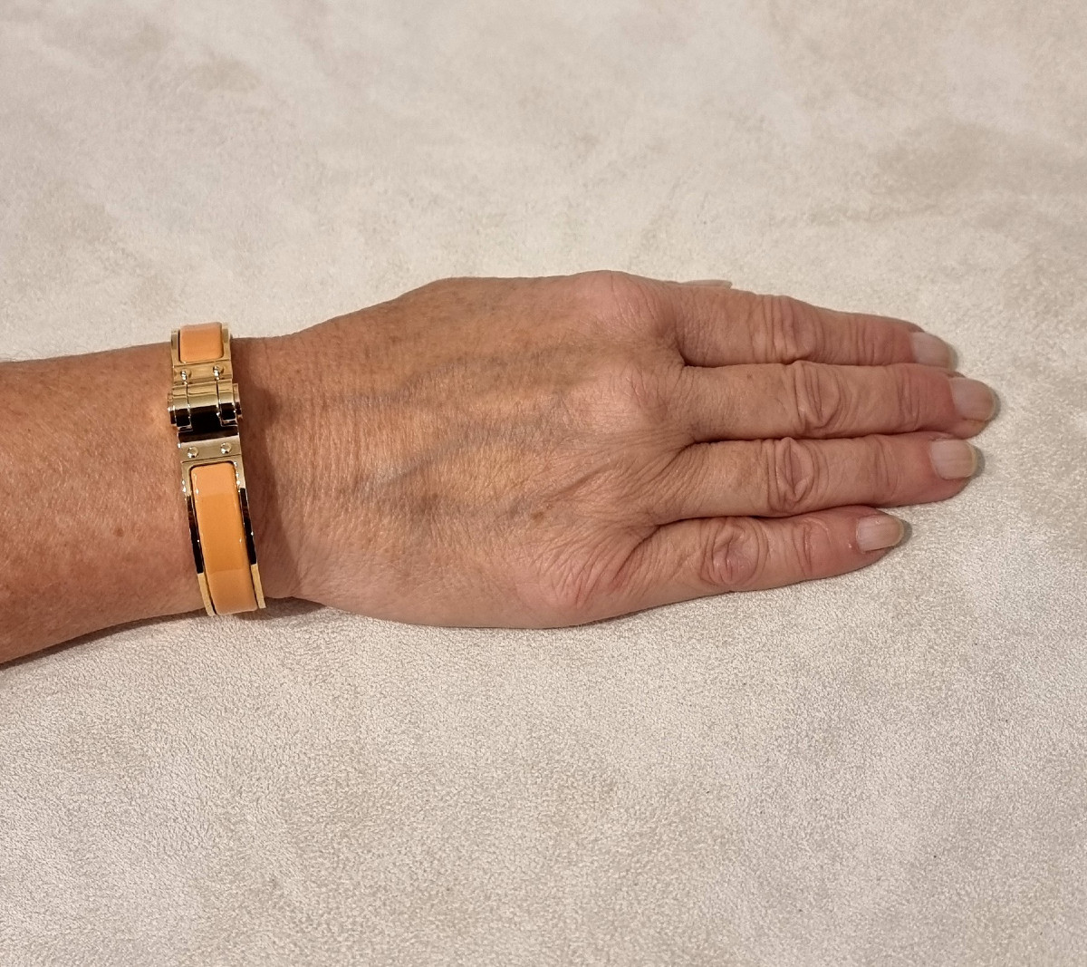 Hermès Hinged Bracelet Papaya Orange Model-photo-2