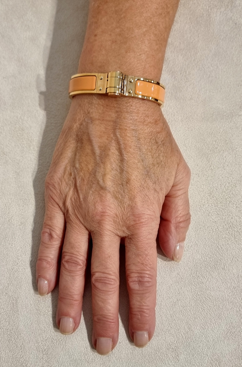 Hermès Hinged Bracelet Papaya Orange Model-photo-2