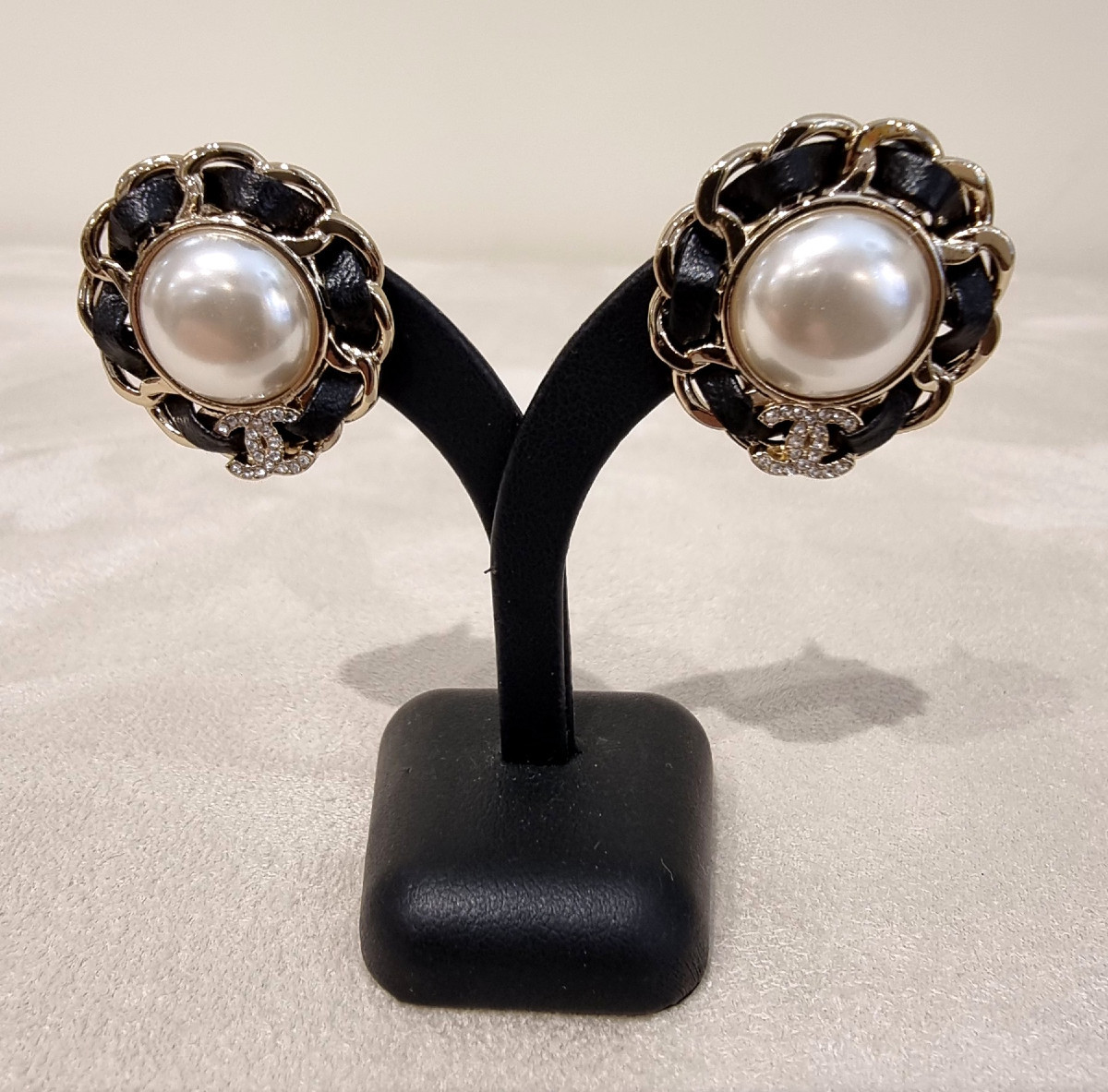 CHANEL Paire de Boucles d'Oreilles perles, cuir & cristal -photo-2