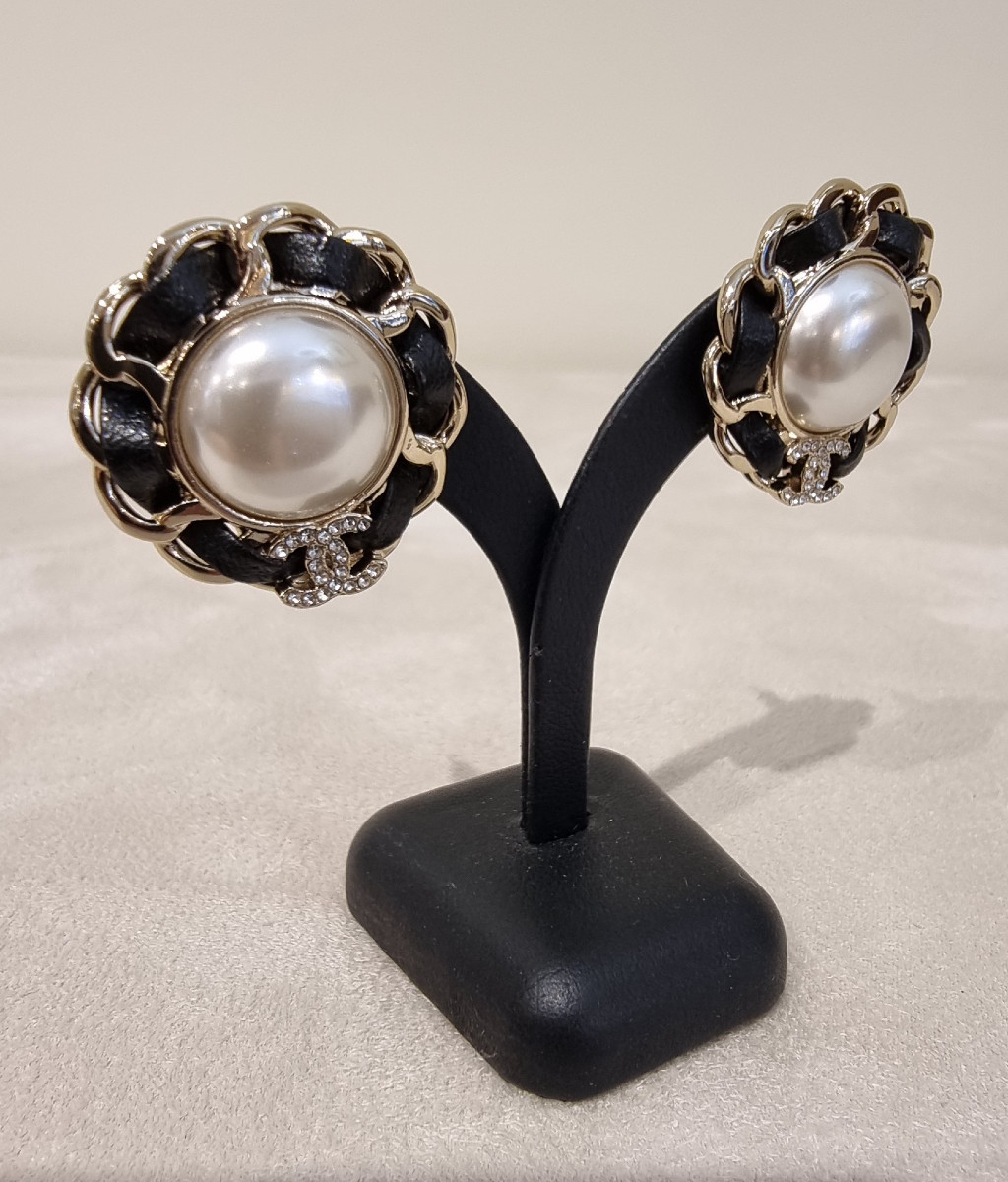 CHANEL Paire de Boucles d'Oreilles perles, cuir & cristal -photo-3