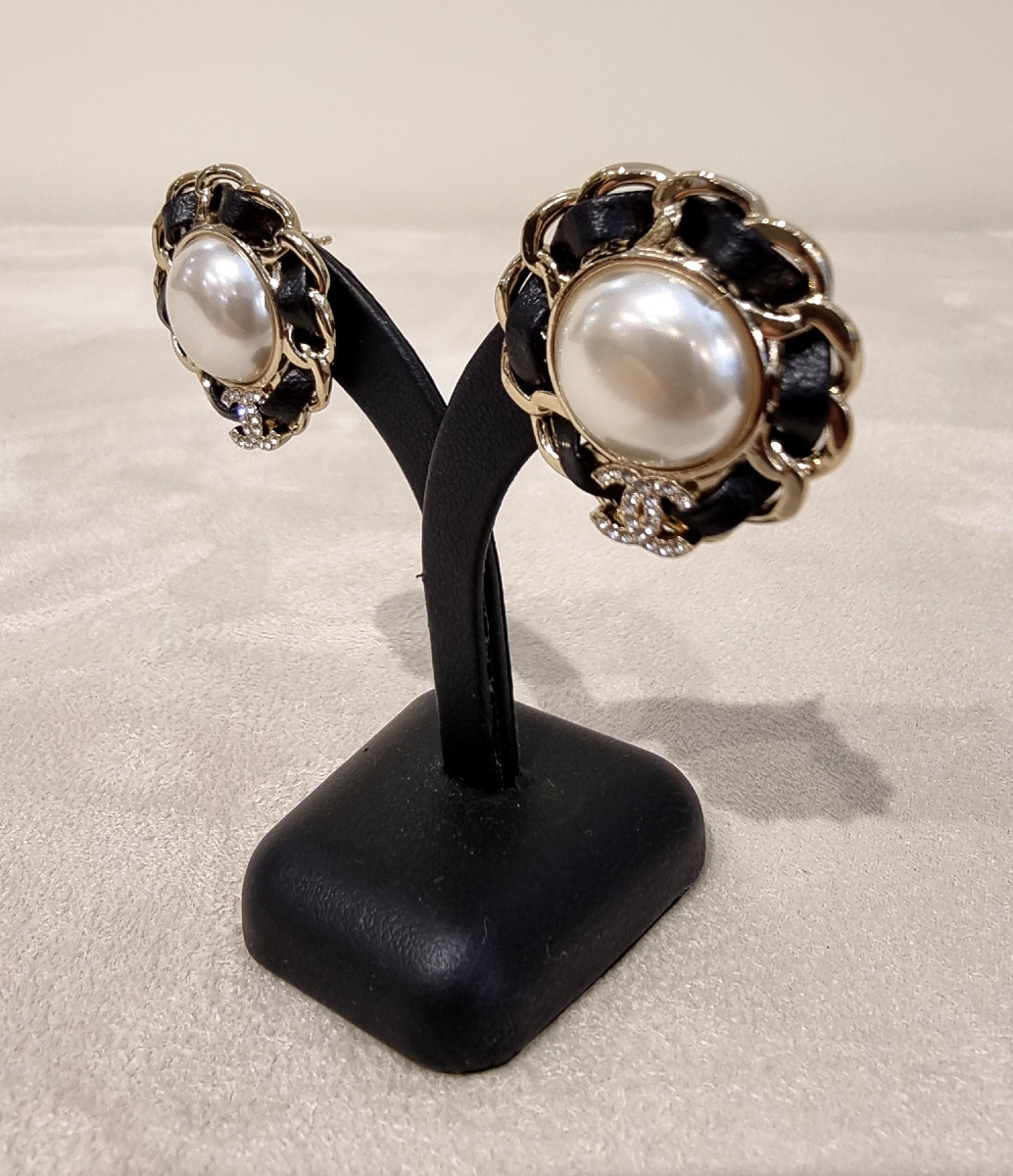 CHANEL Paire de Boucles d'Oreilles perles, cuir & cristal -photo-4