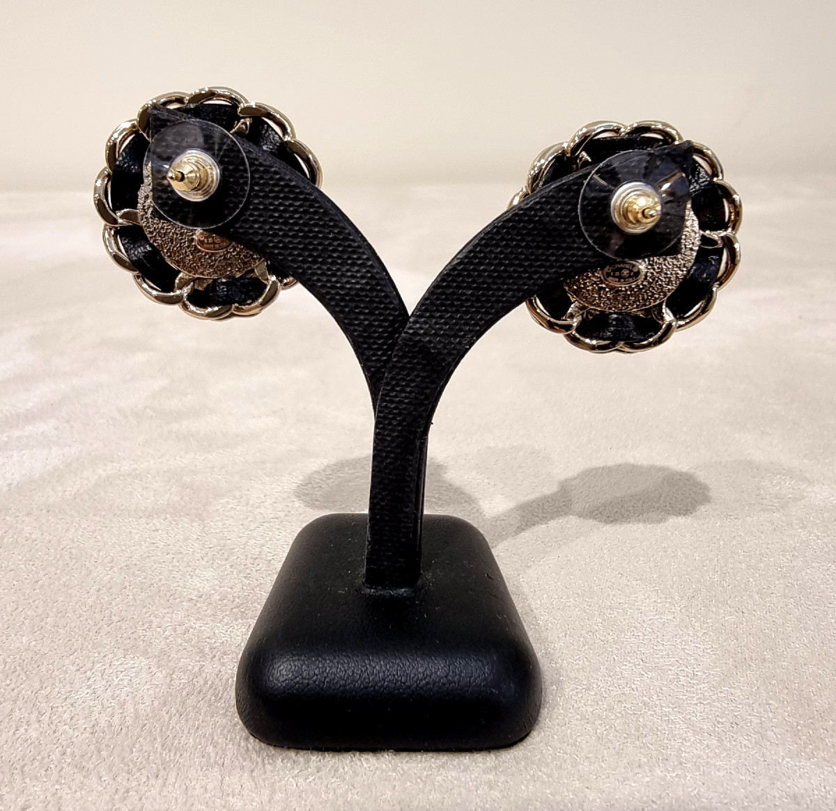 CHANEL Paire de Boucles d'Oreilles perles, cuir & cristal -photo-1