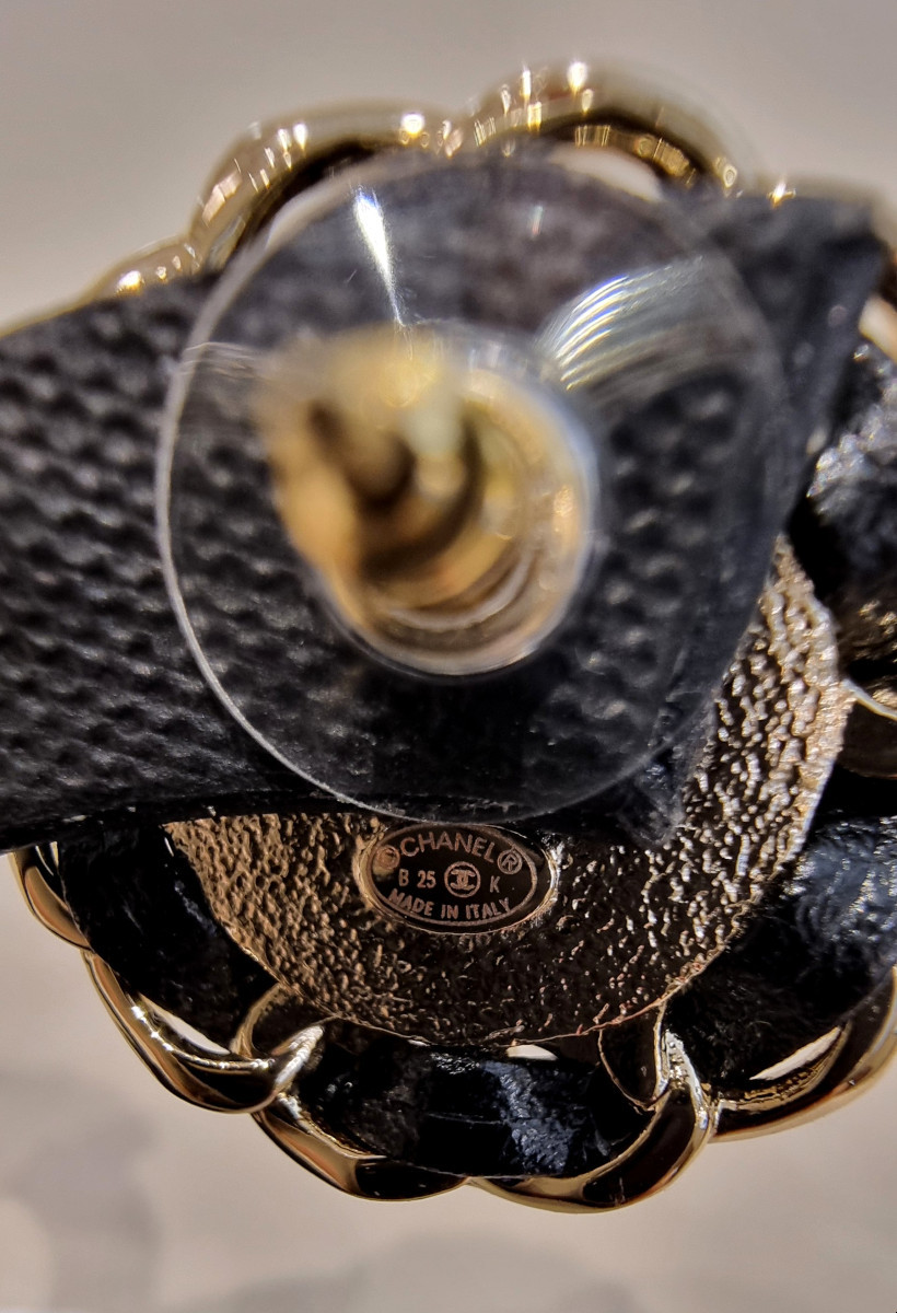 CHANEL Paire de Boucles d'Oreilles perles, cuir & cristal -photo-2