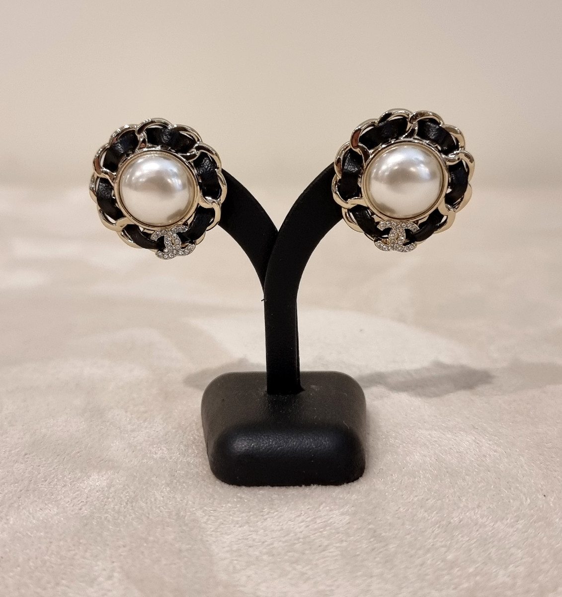 CHANEL Paire de Boucles d'Oreilles perles, cuir & cristal 