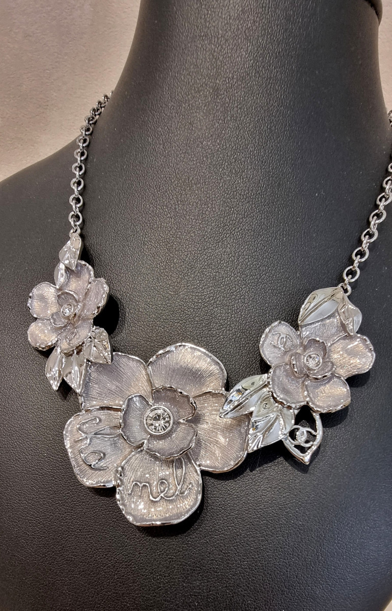 CHANEL COLLIER Camélias Titré CHANEL-photo-2