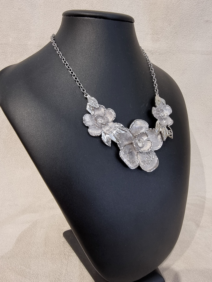 CHANEL COLLIER Camélias Titré CHANEL-photo-4