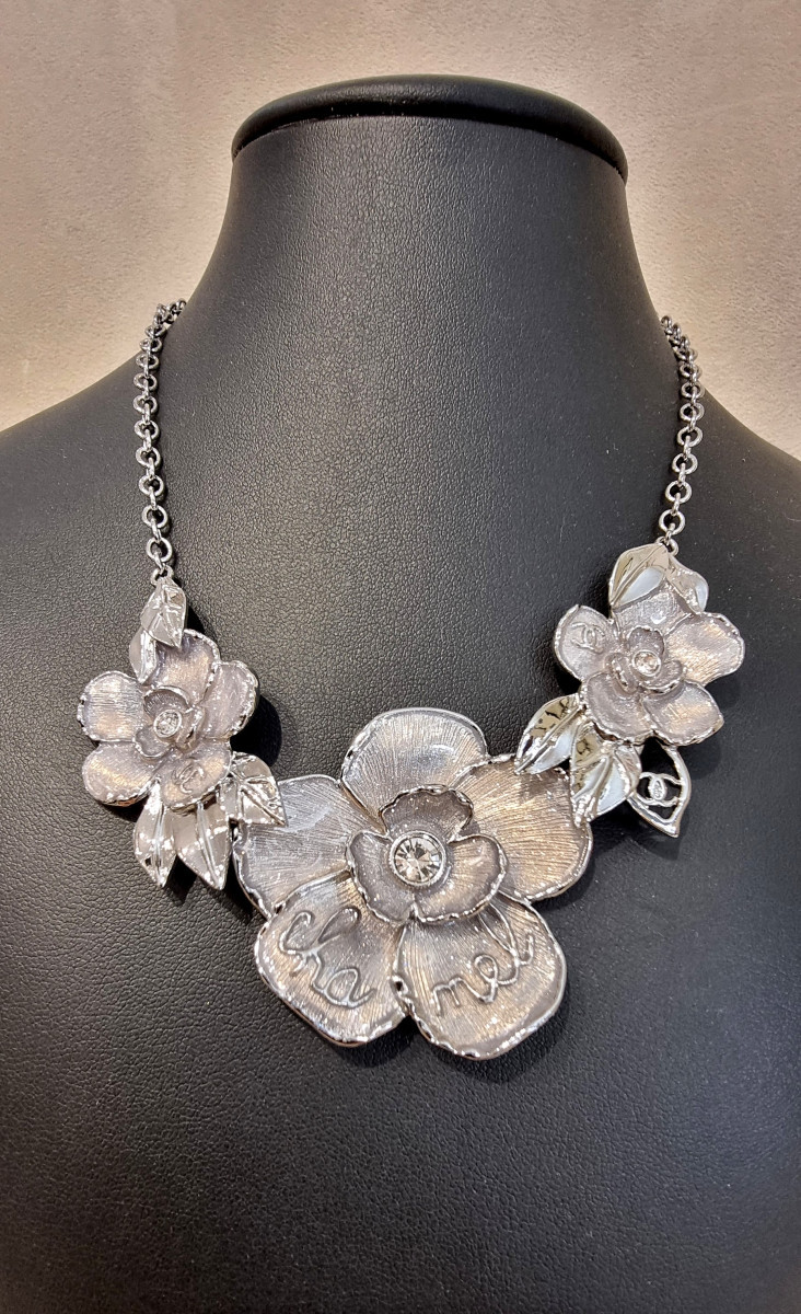 CHANEL COLLIER Camélias Titré CHANEL-photo-1