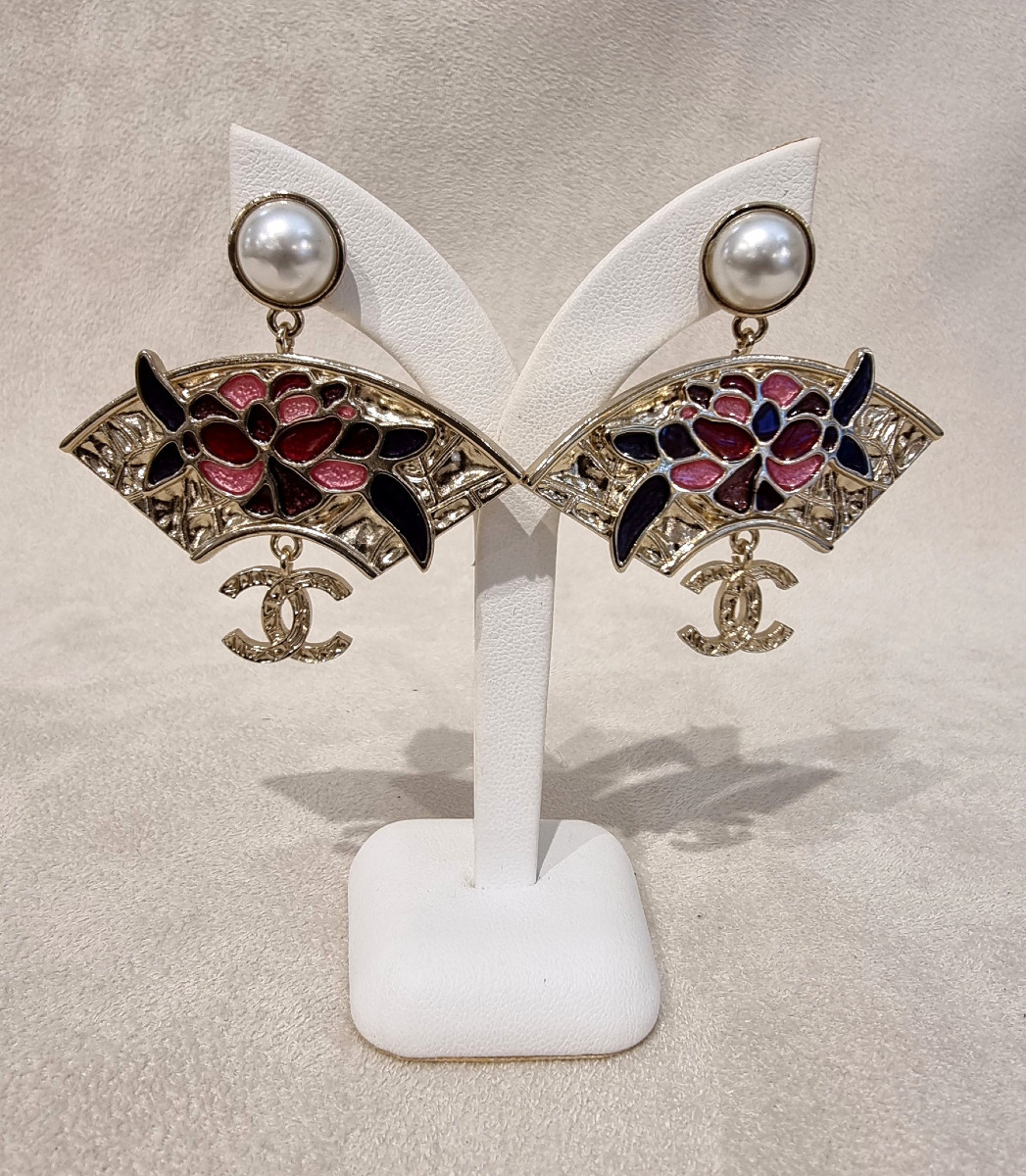 CHANEL Paire de boucles d'oreilles pendants