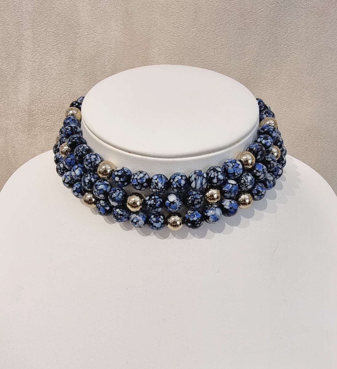 CHANEL Collier Choker 3 rangs perles de verre et cristal bleu -photo-2
