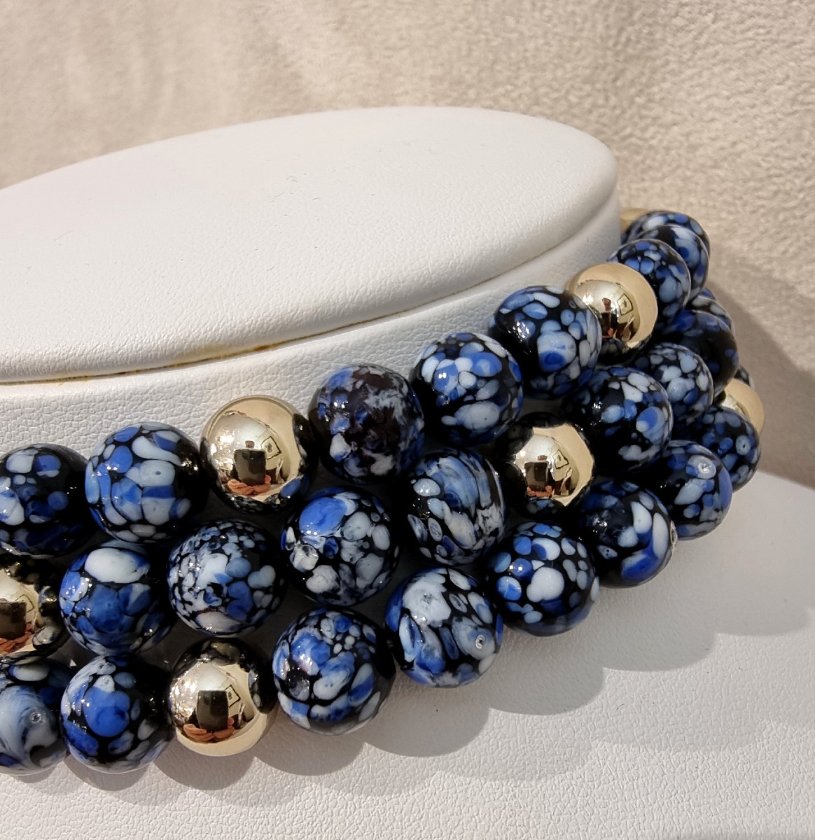 CHANEL Collier Choker 3 rangs perles de verre et cristal bleu -photo-1
