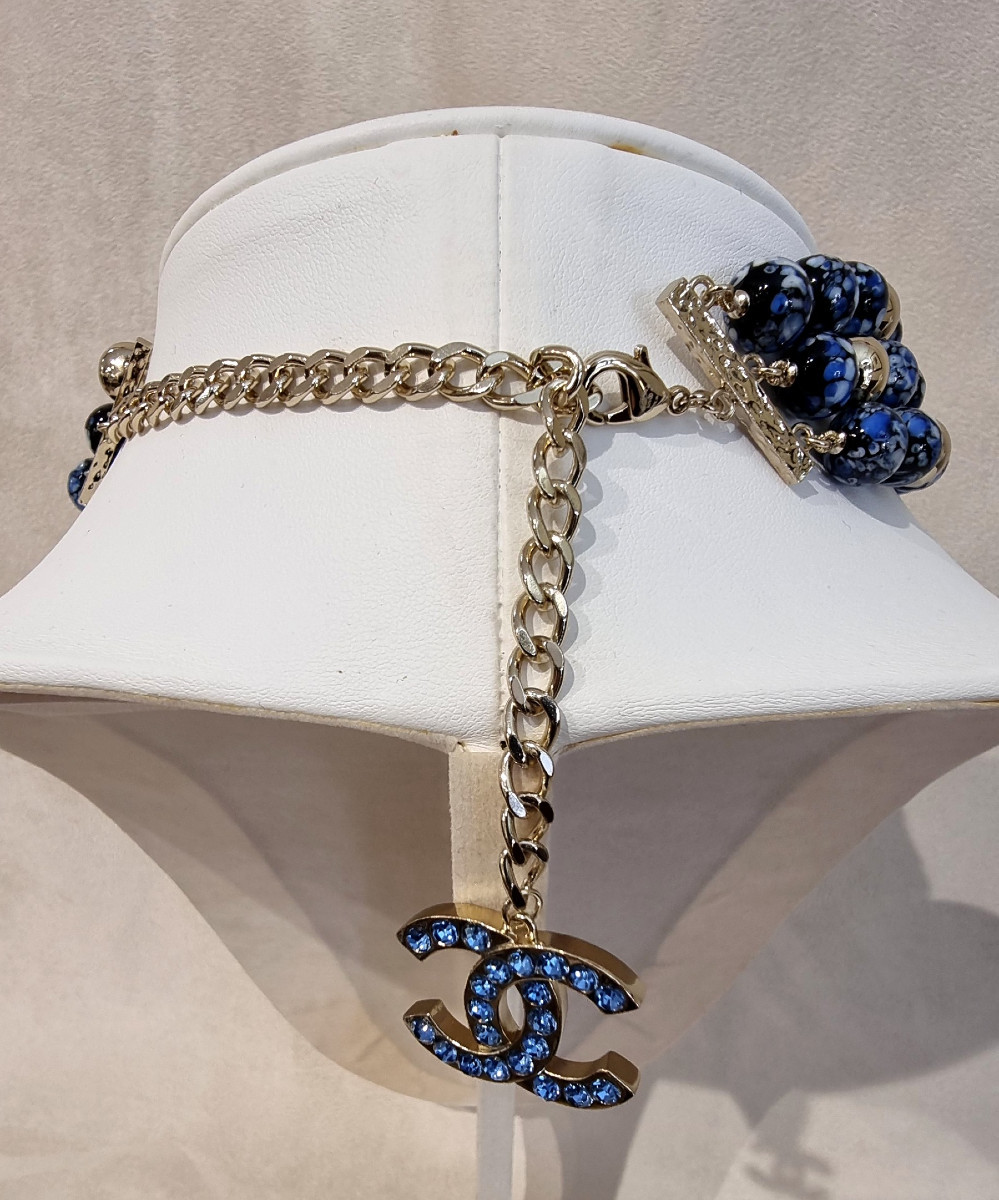 CHANEL Collier Choker 3 rangs perles de verre et cristal bleu -photo-3
