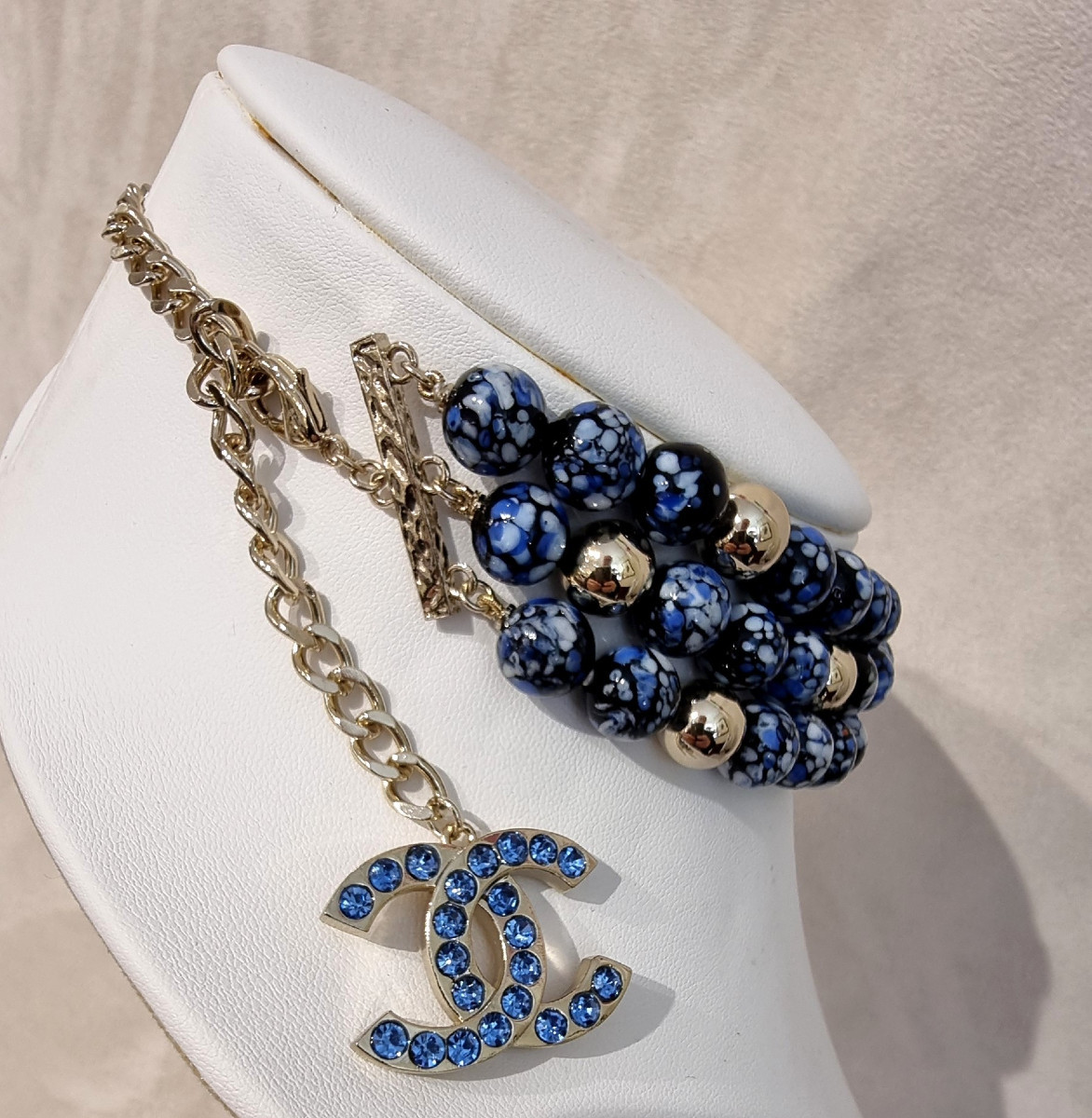 CHANEL Collier Choker 3 rangs perles de verre et cristal bleu -photo-5