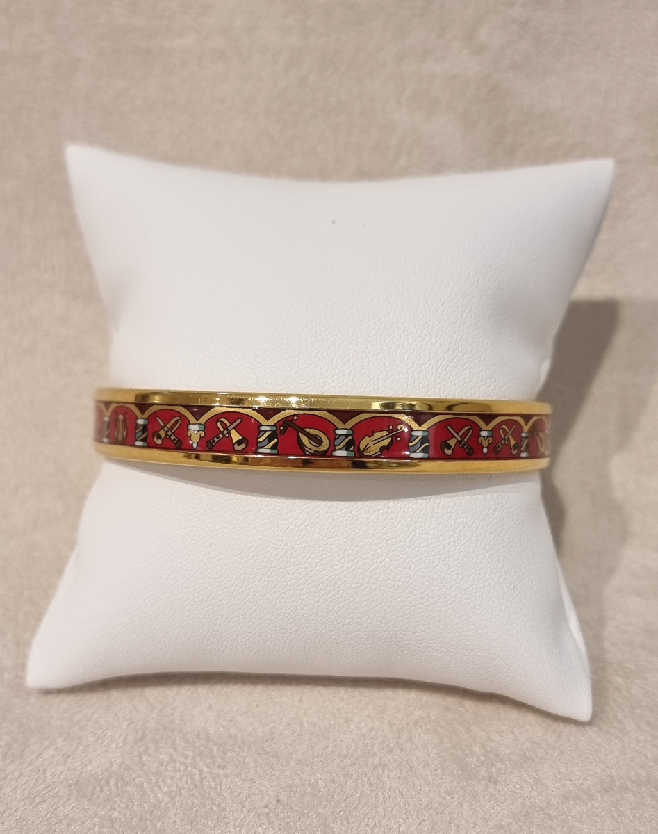 Hermès Bracelet plaqué or et émail Décor intruments de musique
