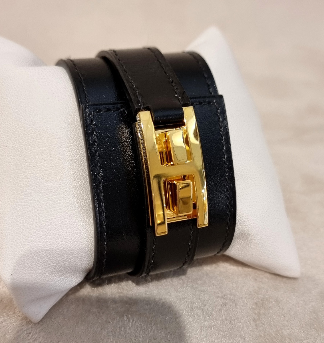 Hermès Bracelet Manchette modèle DRAG plaqué or et cuir noir-photo-2